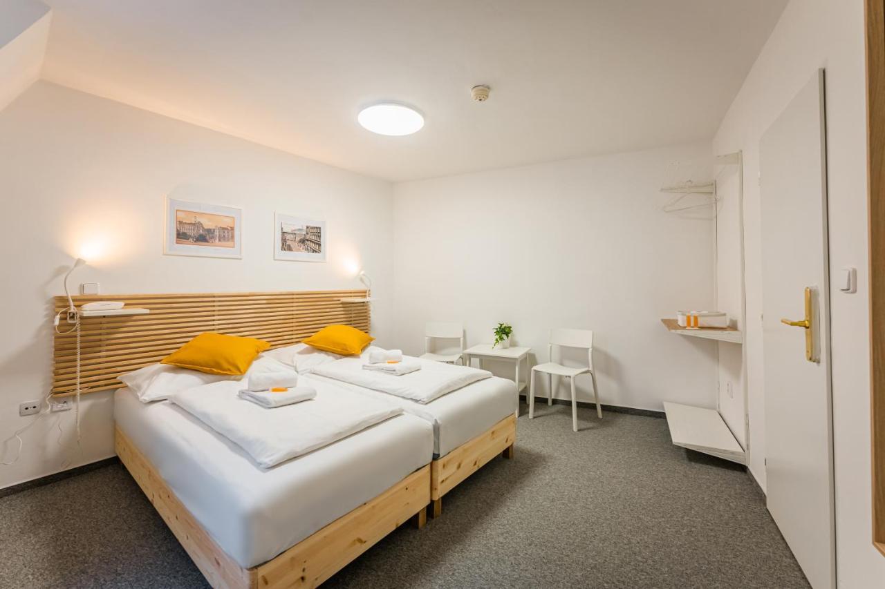 Hotel Ostaš Praha Bagian luar foto