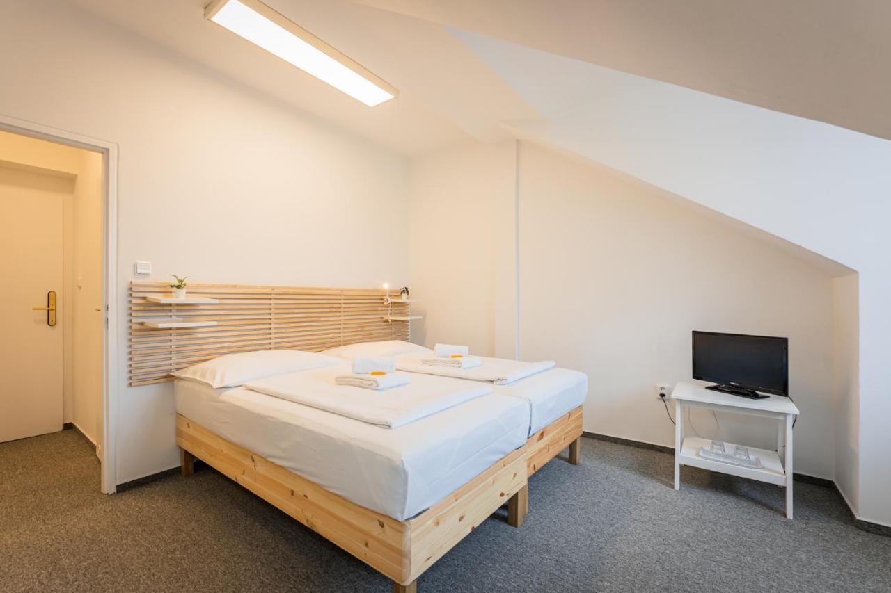 Hotel Ostaš Praha Bagian luar foto