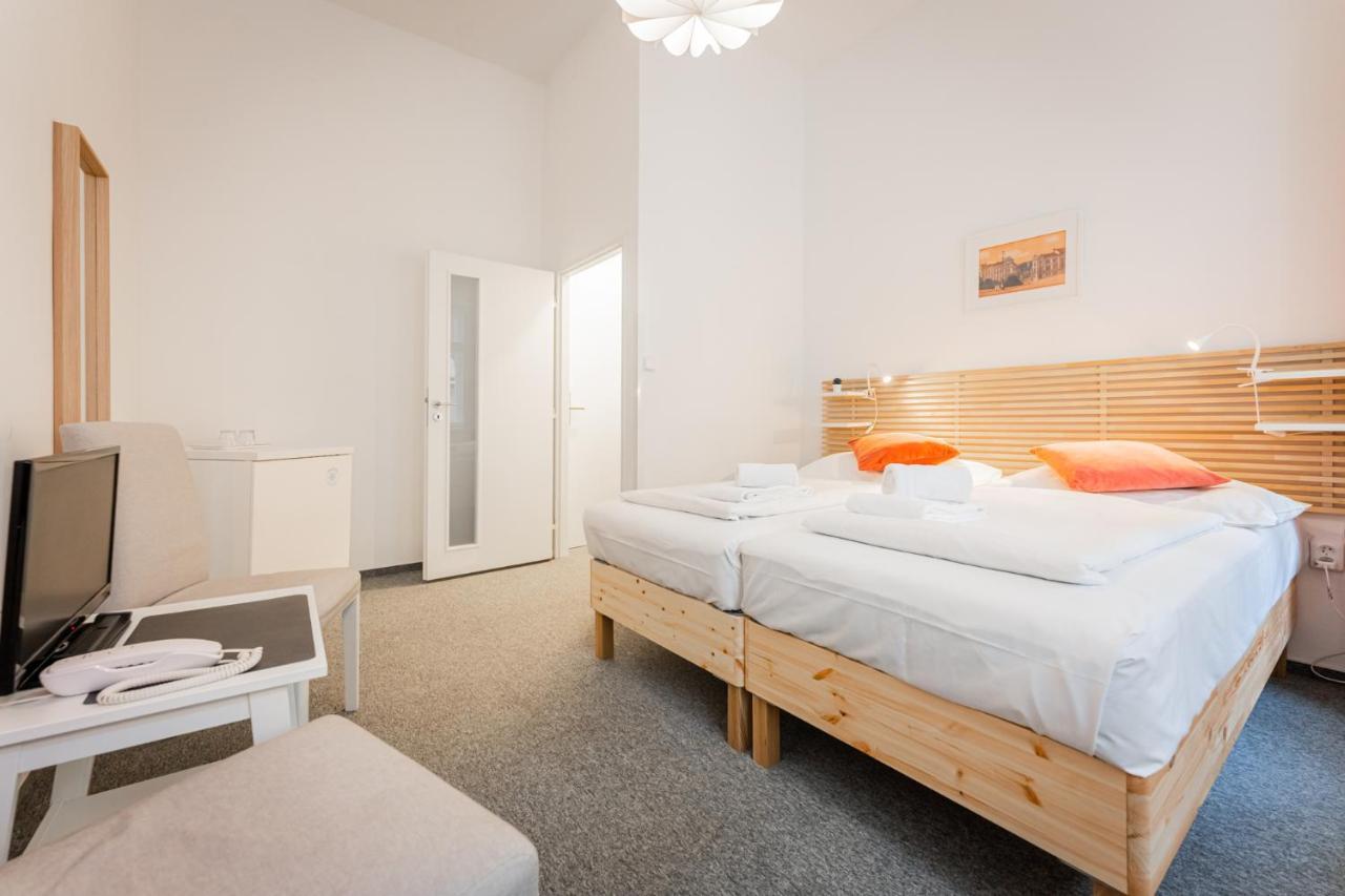 Hotel Ostaš Praha Bagian luar foto