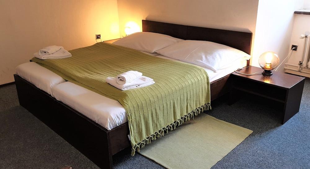 Hotel Ostaš Praha Bagian luar foto